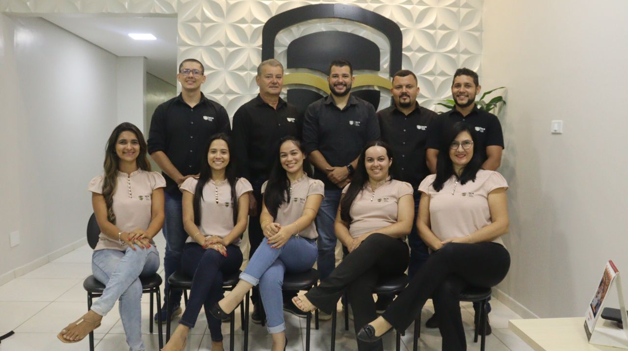 Equipe da Nova Cacoal Seguros reunida na recepção do escritório em Cacoal/RO